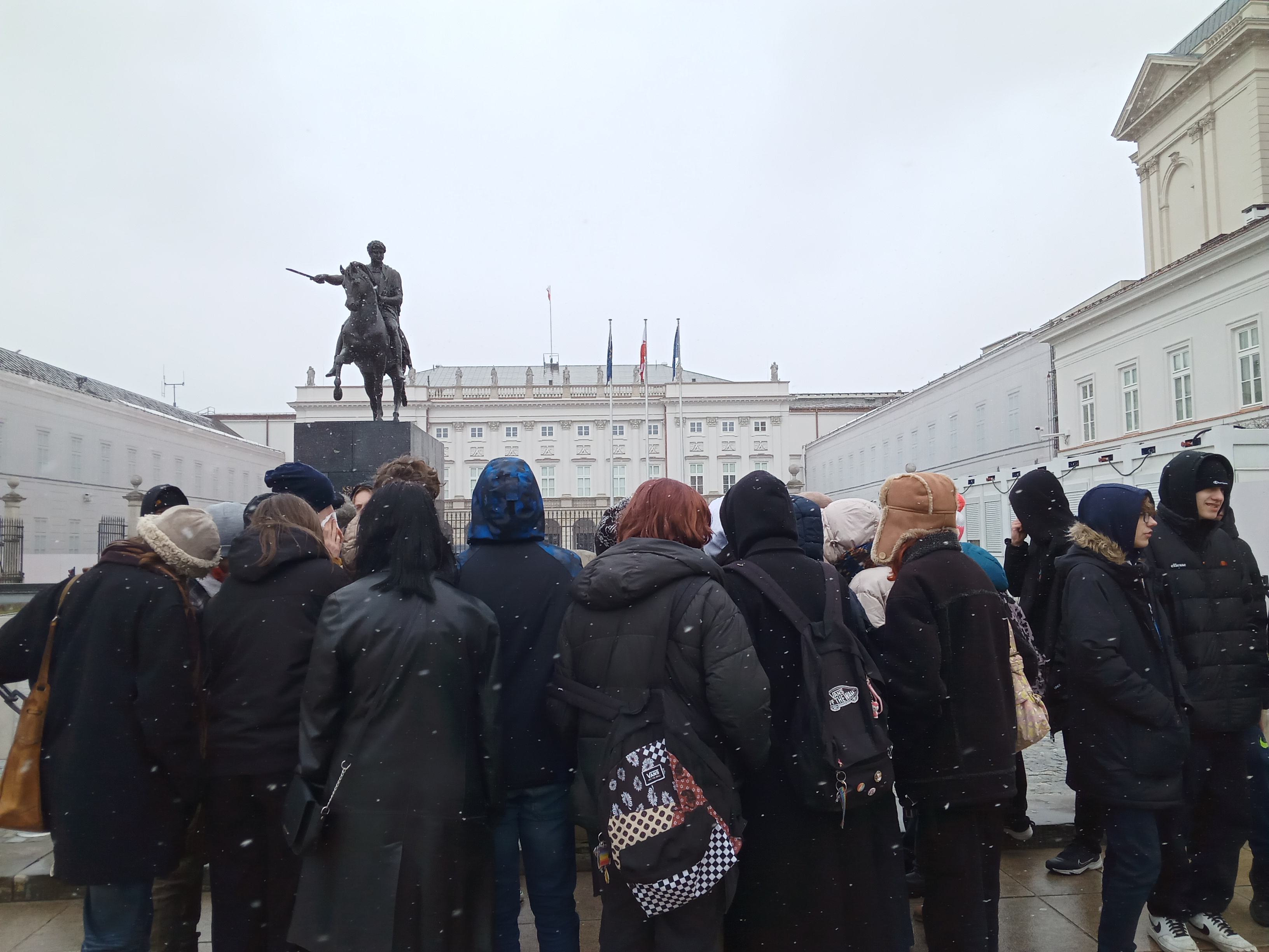 Zdjęcie przedstawia młodzież odwróconą plecami na tle Muzeum Narodowego.